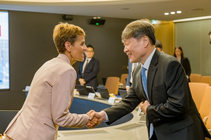 [서울=뉴시스] 이규석 현대모비스 사장(오른쪽)이 최근 서울 본사에서 마리아 치비테 스페인 나바라주 주지사와 만나 협력 방안을 논의했다. (사진=나바라주 제공) 2025.09.23 photo@newsis.com *재판매 및 DB 금지