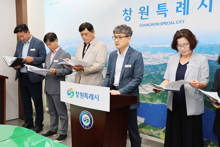 [창원=뉴시스] 강경국 기자 = 정규용 경남 창원시 상수도사업소장이 23일 시청 프레스센터에서 지방상수도 공급 공사 등과 관련해 브리핑을 하고 있다. (사진=창원시청 제공). 2025.09.23. photo@newsis.com *재판매 및 DB 금지