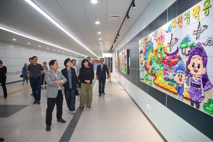 다산역 6번 출구 지하통로에 조성된 테마역사. (사진=남양주시 제공) photo@newsis.com *재판매 및 DB 금지