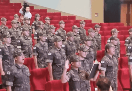 [창원=뉴시스]이지용 기자 = 이지호씨가 23일 오전 경남 창원시 진해구 해군사관학교에서 열린 '139기 해군 사관후보생 입교식'에서 입교 선서를 하고 있다. 2025.09.23. leejy5223@newsis.com *재판매 및 DB 금지 *재판매 및 DB 금지