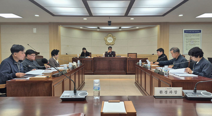 정선군의회는 23일 전영기 의장 주재로 특별위원회 회의실에서 의원 간담회를 열고 있다.(사진=정선군 제공) *재판매 및 DB 금지