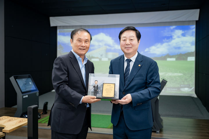 [서울=뉴시스] 유원골프아카데미 17호점 제막식. 김영찬 유원골프재단이사장(왼쪽)과 김정겸 충남대 총장. (사진=유원골프재단 제공) 2025.09.23. photo@newsis.com *재판매 및 DB 금지