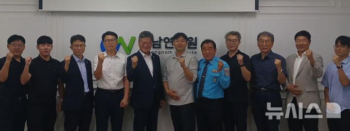 [창원=뉴시스]김일수(왼쪽서 다섯 번째) 경남도의원이 최근 경남연구원에서 열린 경남 스쿨존 내 속도제한의 합리적 운영 방안을 주제로 한 토론회 '경남 교통라운드테이블' 참석자들과 기념사진을 찍고 있다.(사진=경남도의회 제공) 2025.09.23. photo@newsis.com