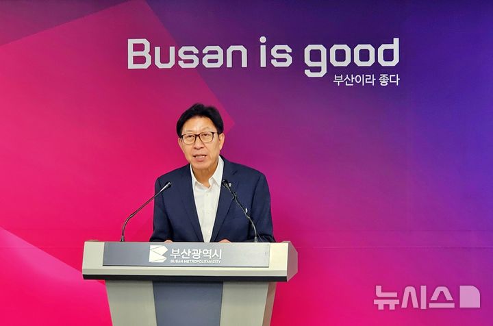 [부산=뉴시스] 원동화 기자 = 박형준 부산시장이 23일 부산시청 기자회견장에서 11월부터 을숙도대교와 산성터널에 한해 출퇴근시간 통행료를 면제한다고 발표했다. 2025.09.23. dhwon@newsis.com