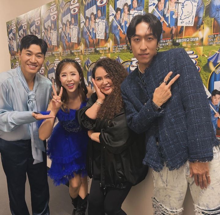 [서울=뉴시스] 가수 홍진영의 친언니 홍선영이 혼성그룹 코요태 멤버들과 사진을 찍었다. (사진=홍선영 인스타그램 캡처) 2025.09.23. photo@newsis.com *재판매 및 DB 금지
