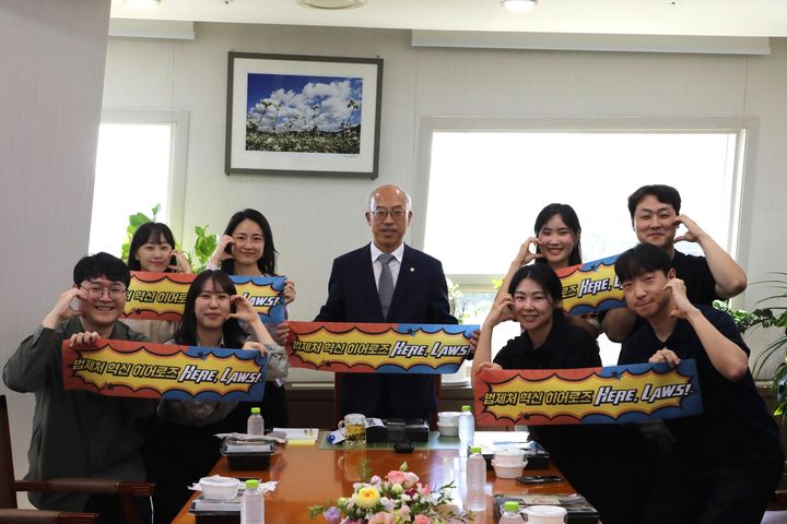 법제처는 조원철 법제처장이 저연차 직원들을 만나 조직 문화 개선에 관한 의견을 들었다고 23일 밝혔다. 사진은 조 처장이 직원들과 함께한 모습. (사진=법제처 제공) 2025.09.23. *재판매 및 DB 금지