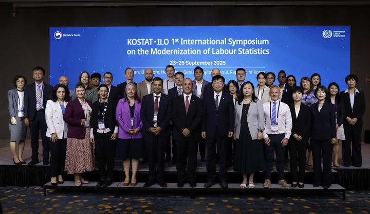 23일 서울 마포구 호텔 나루 서울 엠갤러리에서 열린 제1차 노동통계 현대화 국제심포지엄에서 안형준 통계청장을 비롯한 참석자들이 기념촬영을 하고 있다. (사진 : 통계청 제공) 2025.9.23. *재판매 및 DB 금지