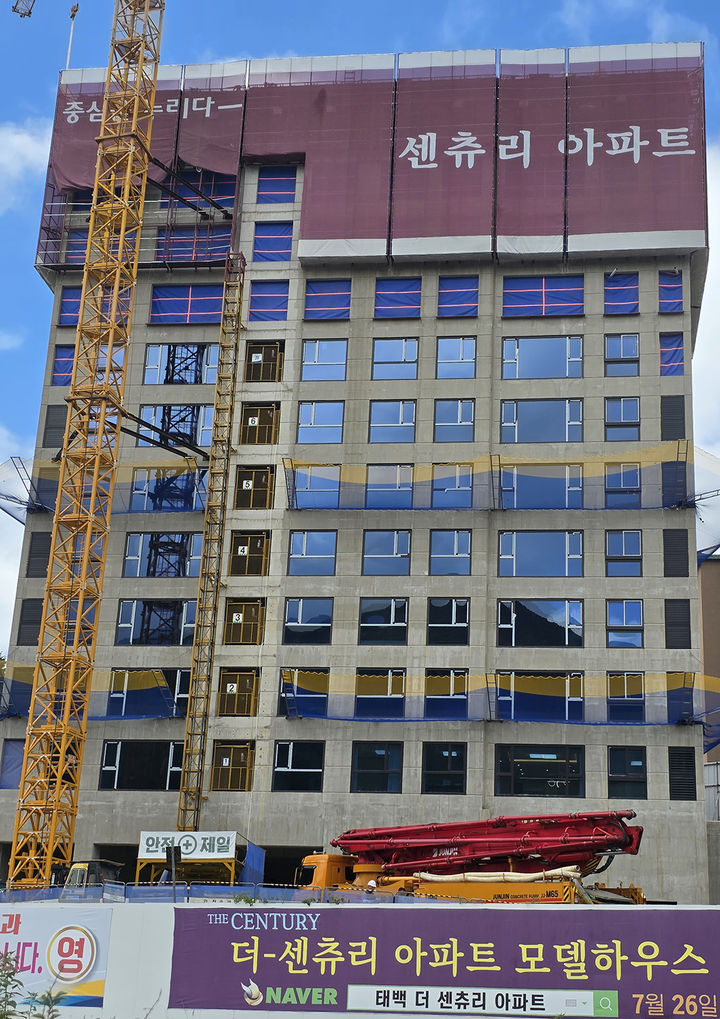 태백시 상장동에 건립 중인 센추리아파트 전경. 15층 높이로 건립되지만 총 29세대에 불과하다.(사진=뉴시스) *재판매 및 DB 금지