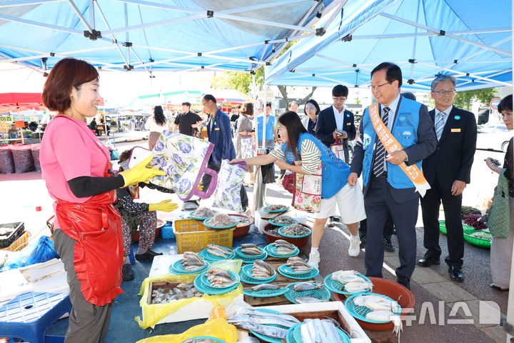 [완주=뉴시스] 유희태 완주군수가 23일 삼례시장에서 추석맞이 장보기 행사에 나서고 있다. 2025.09.23 (사진= 완주군 제공) *재판매 및 DB 금지