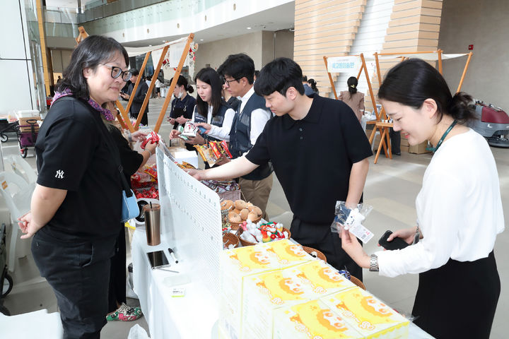 [울산=뉴시스] 구미현 기자 = 한국석유공사 직원들이 23일 울산 본사에서 열린 지역 소상공인과 함께하는 플리마켓 '동행' 행사에서 물건을 구매하고 있다. (사진=석유공사 제공) 2025.09.23. photo@newsis.com *재판매 및 DB 금지