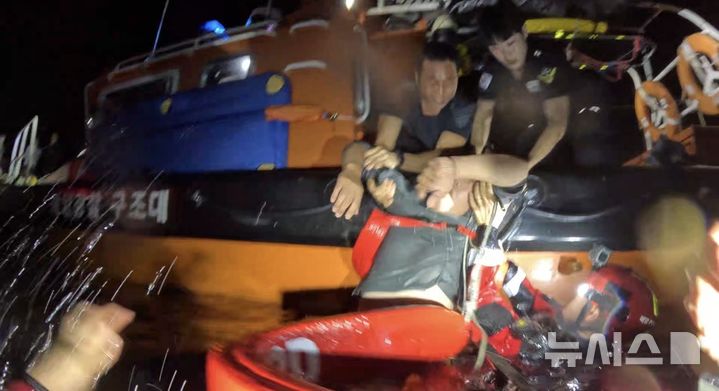 [울진=뉴시스] 안병철 기자 = 23일 오전 1시33분께 경북 울진군 후포면 후포항 여객선 터미널 앞 해상에서 술에 취한 50대가 바다로 추락해 해경이 구조정을 투입해 구조하고 있다. (사진=울진해양경찰서 제공) 2025.09.23. photo@newsis.com