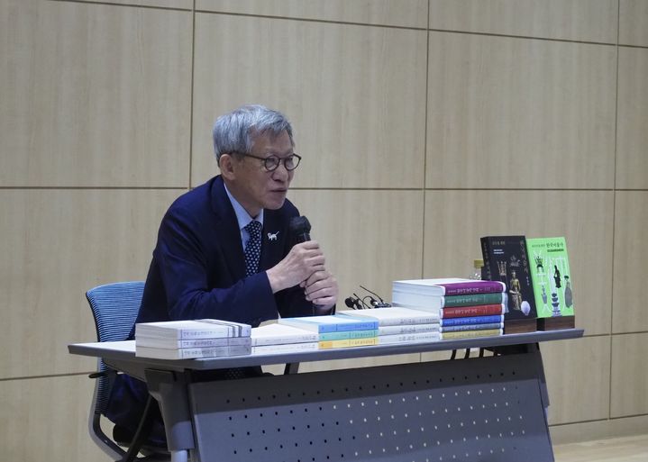 [서울=뉴시스]신간 '모두를 위한 한국미술사', '외국인을 위한 한국미술사' 출간 간담회에 참석한 유홍준 국립중앙박물관장.(사진=창비) 2025.09.23. photo@newsis.com *재판매 및 DB 금지