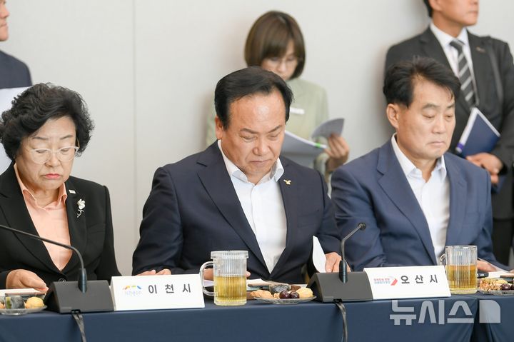 [오산=뉴시스] 지난 22일 시흥시 거북섬에서 열린 경기도시장군수협의회에 참석한 이권재 시장 (사진=오산시 제공) 2025.09.23.photo@newsis.com 