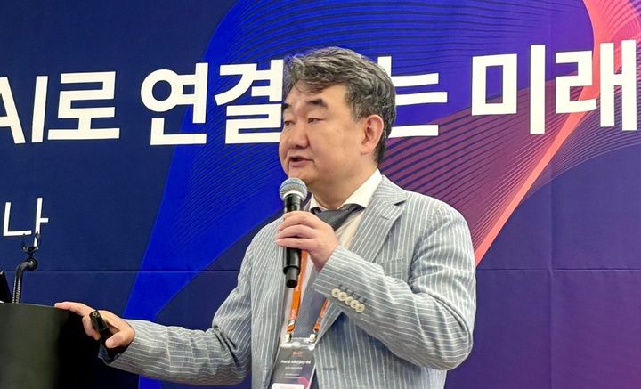 ‘2025 시큐업&해커톤’에서 이순형 라온시큐어 대표가 Web3와 AI의 융합을 통한 데이터 주권 및 초연결 사회에 대한 비전을 제시하고 있다.(사진=라온시큐어 제공) *재판매 및 DB 금지