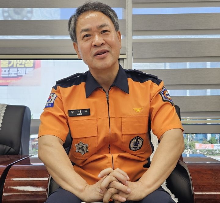 [화성=뉴시스]문영호 기자=장재구 화성소방서장이 11일 집무실에서 뉴시스와 인터뷰를 하고 있다.2025.09.23.sonanom@newsis.com *재판매 및 DB 금지
