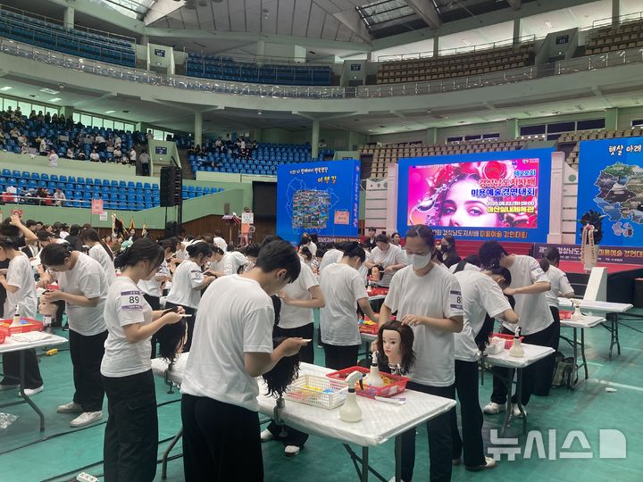 [창원=뉴시스](사)대한미용사회 경상남도지회 주관·경상남도 후원 '제22회 경상남도지사배 미용예술경연대회'가 23일 창원시 마산실내체육관에서 열리고 있다.(사진=경남도 제공) 2025.09.23. photo@newsis.com
