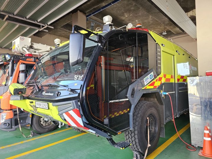 [화성=뉴시스]문영호 기자=경기도소방재난본부에 단 1대뿐인 내폭화학차.2025.09.23.sonanom@newsis.com *재판매 및 DB 금지