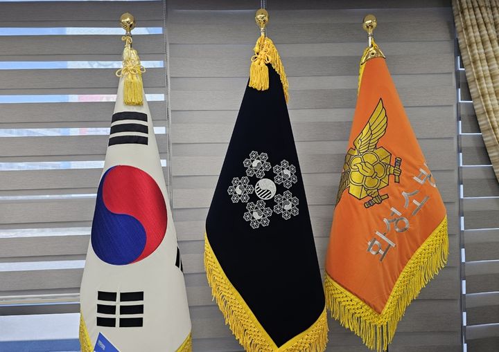 [화성=뉴시스]문영호 기자=장재구 화성소방서장의 집무실에 걸려 있는 화성소방서장기(가운데).2025.09.23.sonsnom@newsis.com *재판매 및 DB 금지