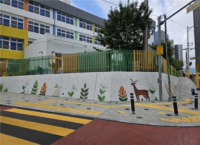 [대구=뉴시스] 대구 서구는 평리동에 있는 이현초등학교의 옹벽을 개선했다. (사진=대구 서구 제공) 2025.09.23. photo@newsis.com *재판매 및 DB 금지