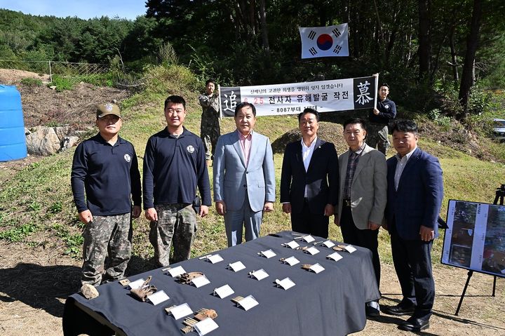 [평창=뉴시스] 6.25전사자 유해발굴 현장 격려. (사진=평창군 제공)2025.09.23.photo@newsis.com *재판매 및 DB 금지