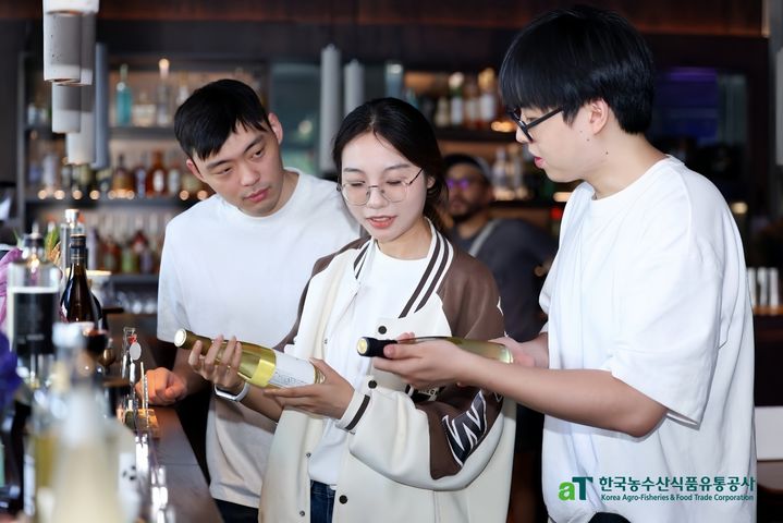 [세종=뉴시스] 한국농수산식품유통공사(aT)는 지난 22일 중국 상하이에서 '2025 K-Sool 품평상담회'를 열고 18만 달러(약 2억5083만원) 규모의 거래 상담과 6건의 현장 업무협약(MOU) 체결 성과를 거뒀다고 23일 밝혔다. (사진=aT 제공) 2025.09.23. photo@newsis.com *재판매 및 DB 금지