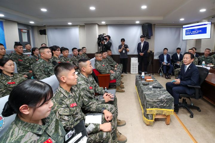 [서울=뉴시스] 이두희 국방부 차관은 23일 서해 최전방을 수호하고 있는 해병대 연평부대를 방문해 간부 지원율 향상 및 복무여건 개선을 위한 현장 간담회를 실시했다. (사진=국방부 제공) 2025.09.23. photo@newsis.com *재판매 및 DB 금지