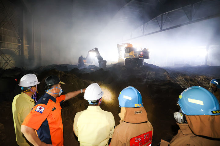 [광양=뉴시스] 전남 광양항 동측배후단지 물류창고에서 화재가 발생하자 광양시장 등이 현장을 확인하고 있다. (사진=광양시 제공) 2025.09.23. photo@newsis.com *재판매 및 DB 금지