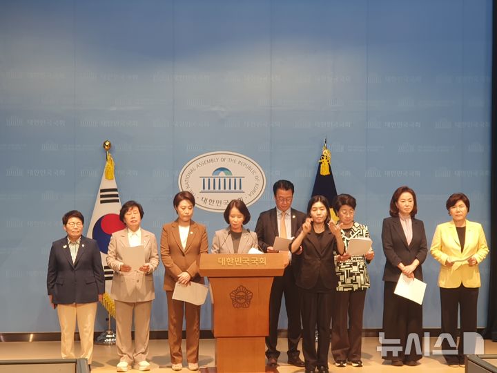 [서울=뉴시스] 정윤아기자=국민의힘 여성의원들은 23일 국회에서 기자회견을 열고 나경원 국민의힘 의원을 향해 '윤석열 오빠' 발언을 한 추미애 더불어민주당 의원에 대해 "더 이상 법사위원장 자리에 앉아 있을 자격이 없다"고 했다.