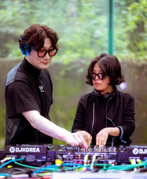 [서울=뉴시스] 가수 이선희가 지난 20일 서울 마포 문화비축기지에서 열린 일렉트로닉 뮤직 페스티벌 '울트라 코리아 2025'에서 '디제이 희'(DJ HEE)라는 이름으로 무대에 올랐다. (사진=울트라 코리아 2025 공식 SNS) 2025.09.23. photo@newsis.com *재판매 및 DB 금지