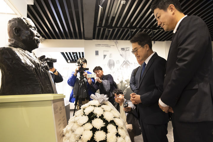 [수원=뉴시스] 김동연 경기도지사와 김진경 경기도의회 의장이 23일 중국 충칭(重慶)임시정부 청사에서 묵념하고 있다. (사진=경기도 제공) 2025.09.23. photo@newsis.com *재판매 및 DB 금지