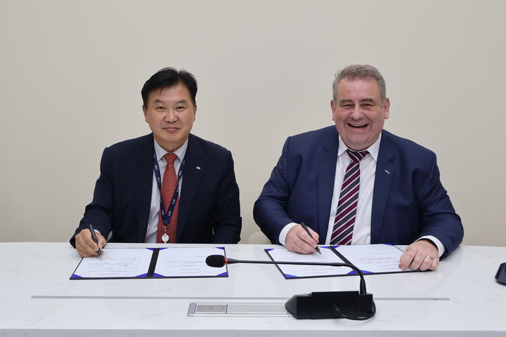[서울=뉴시스] 지난 22일 LIG넥스원 2판교하우스에서 박태식 LIG넥스원 미사일시스템사업부문장(왼쪽)과 하랄드 만하임 에어버스 DS 독일 대표(오른쪽)는 통합방공분야 협력합의서(TA)를 체결한 후 기념사진을 촬영하고 있다. (사진=LIG넥스원 제공) 2025.9.23. photo@newsis.com *재판매 및 DB 금지