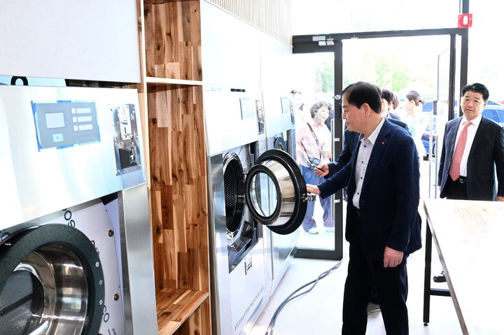 [김천=뉴시스] 복합문화센터 시설 둘러보는 배낙호 경북 김천시장. (사진=김천시 제공) 2025.09.23. photo@newsis.com *재판매 및 DB 금지