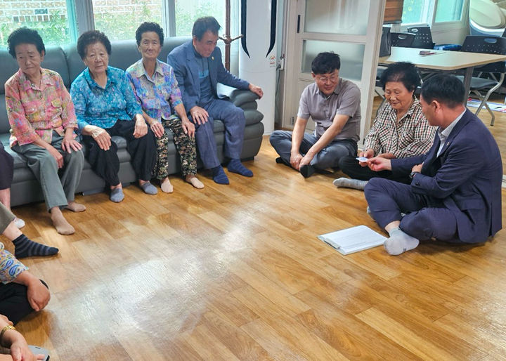 [창녕=뉴시스] 계성면에서 계전마을을 방문해 신청서를 접수받고 선불카드를 전달하고 있다. (사진= 창녕군 제공) 2025.09.23. photo@newsis.com *재판매 및 DB 금지