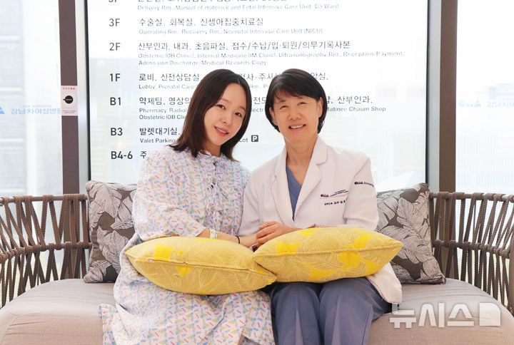 [서울=뉴시스] 주치의 김문영 강남차여성병원 교수와 임정희씨 기념사진. (사진= 강남차여성병원 제공) 