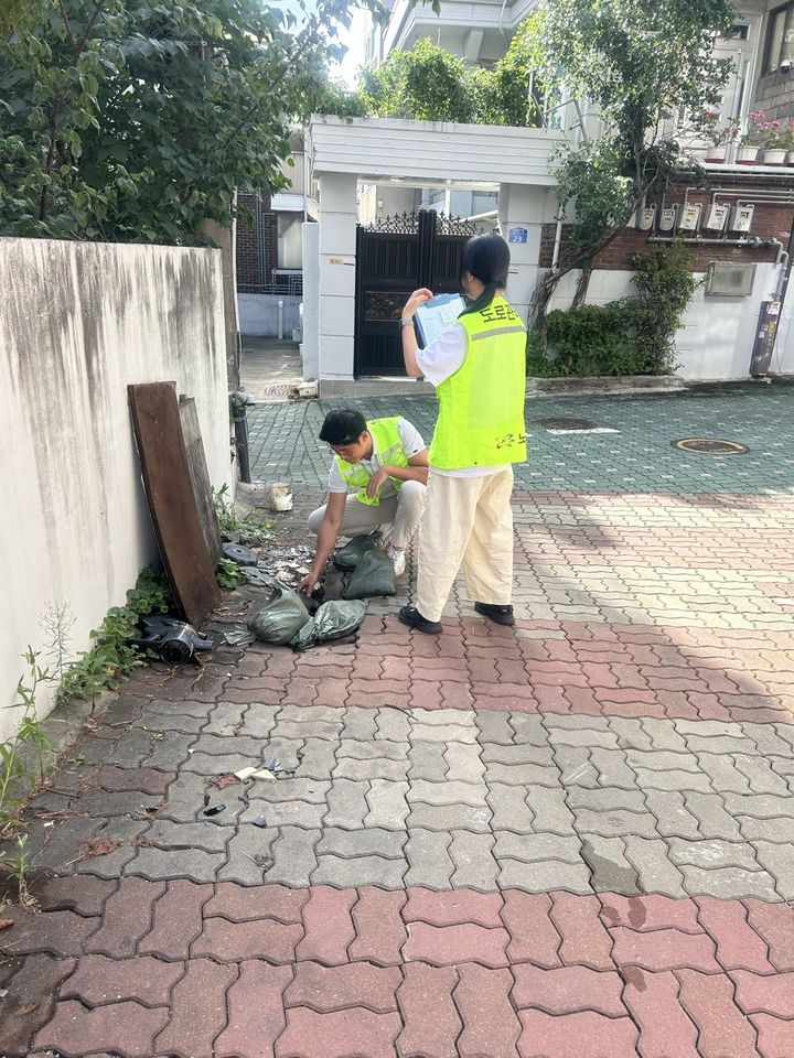 [서울=뉴시스] 보도 함몰 현장을 살피는 노원구 직원들의 모습. 2025.09.23. (사진=노원구 제공) *재판매 및 DB 금지