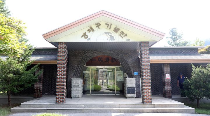 [홍천=뉴시스] 23일 홍천군(군수 신영재)은 이날 국가보훈부와 고(故) 강재구 소령 추모공원 기념관 확장·신축을 위한 현장 실사를 실시했다고 밝혔다. 사진은 강재구 공원 내 기념관 모습. 홍천군 제공.&nbsp; *재판매 및 DB 금지