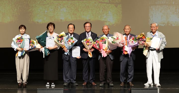 [고창=뉴시스] 23일 고창 문화의전장에서 열린 '제29회 노인의 날 기념식', 노인회 고창군지회 이공진 지회장(왼쪽 네번째)이 유공자 표창을 받은 어르신들과 기념사진을 찍고 있다. *재판매 및 DB 금지