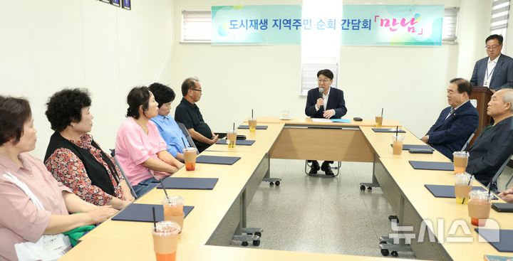 [전주=뉴시스]윤난슬 기자 = 전주시는 우범기 시장이 23일 금암동 현장민원실과 서완산동 용머리 여의주마을 주민공동이용시설을 방문해 '도시재생 지역주민 순회 간담회'를 열었다고 밝혔다. (사진=전주시 제공) 2025.09.23. photo@newsis.com 