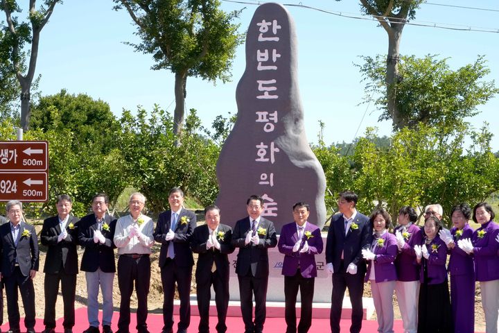 [신안=뉴시스] 김영록(사진 가운데) 전남지사가 23일 신안 하의도에서 열린 '한반도 평화의 숲' 준공식에 참석, 주요 내빈들과 제막식을 하고 있다. (사진 제공 = 전남도). 2025.09.23. photo@newsis.com *재판매 및 DB 금지