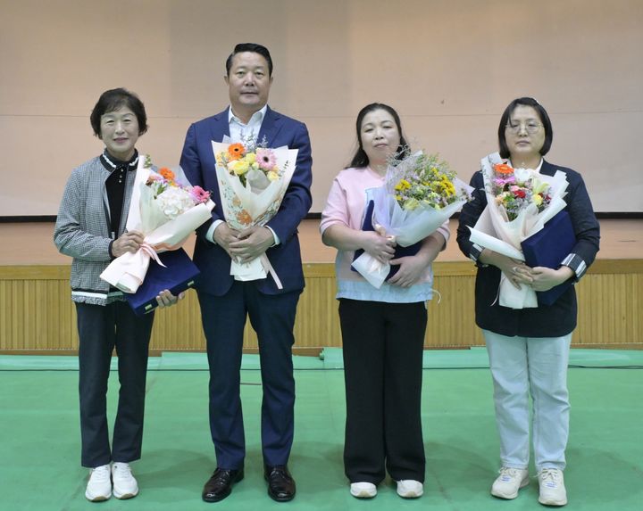 [순창=뉴시스] 23일 순창군장애인체육관에서 '제19회 순창군 사회복지대회'가 열렸다. 최영일 군수(왼쪽 두번째)가 사회복지유공 표창자들과 기념사진을 찍고 있다. *재판매 및 DB 금지