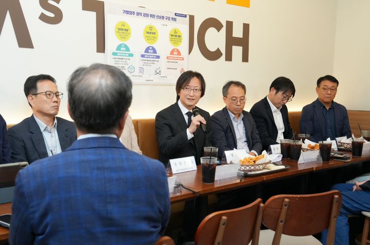 [세종=뉴시스] 주병기 공정거래위원회 위원장은 23일 서울 마포의 한 패스트푸드 가맹점에서 가맹점주 권익 강화 종합대책을 발표했다. (사진=공정위 제공) 2025.09.24. photo@newsis.com *재판매 및 DB 금지