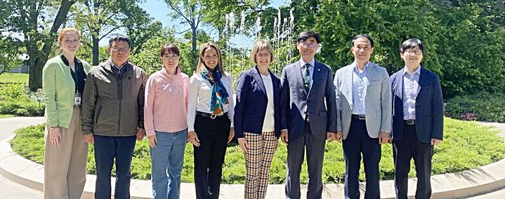 [대전=뉴시스] 한국수목원정원관리원과 미국 모튼수목원이 참나무 보전 및 협력강화를 위한 업무협약을 체결한 뒤 양기관 관계자들이 기념촬영을 하고 있다.(사진=한국수목원정원관리원 제공) *재판매 및 DB 금지