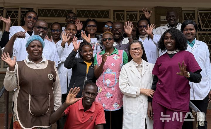 [서울=뉴시스] 제37회 아산상 수상자 정춘실 성 데레사 진료소장(앞줄 오른쪽 두 번째)이 동료들과 함께 기념촬영을 하고 있다. (사진= 아산사회복지재단 제공)