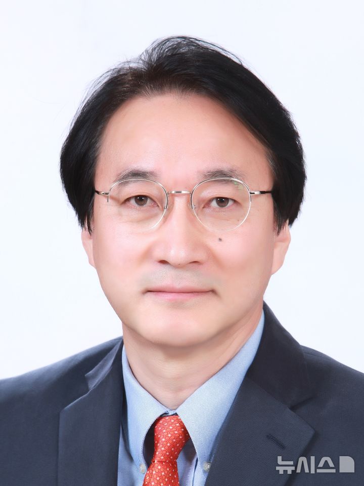 [서울=뉴시스] 제37회 아산상 의료봉사상 수상자 김웅한 서울대 의대 소아심장혈관흉부외과 교수. (사진= 아산사회복지재단 제공)