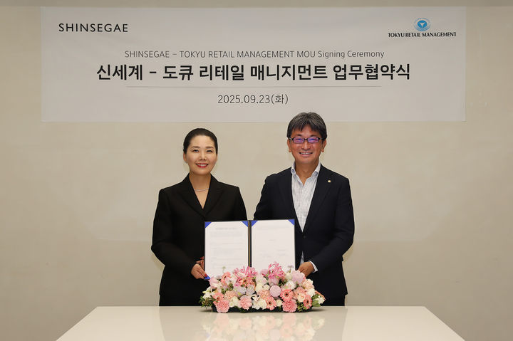 [서울=뉴시스] 신세계백화점의 '신세계 하이퍼그라운드'가 일본 도쿄 시부야 중심에 상륙한다고 24일 밝혔다. (왼쪽부터) 신세계백화점 장수진 상품본부장, 도큐 리테일 매니지먼트 대표이사 홋타 마사미치 (사진=신세계백화점 제공) *재판매 및 DB 금지