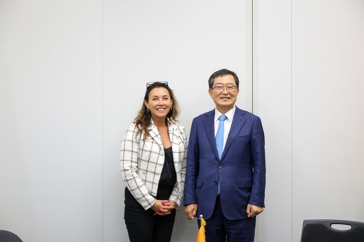 [서울=뉴시스] 백승주 전쟁기념사업회장과 줄리 샌드 알래스카주 상무장관이 기념촬영을 하고 있다. (사진=전쟁기념사업회 제공) 2025.09.23. photo@newsis.com *재판매 및 DB 금지