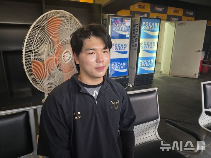 [인천=뉴시스] 김희준 기자 = 프로야구 KIA 타이거즈의 황동하가 23일 인천 SSG랜더스필드에서 벌어진 SSG 랜더승와의 경기를 앞두고 1군 엔트리에 복귀한 뒤 취재진과 인터뷰를 하고 있다. 2025.09.23jinxijun@newsis.com