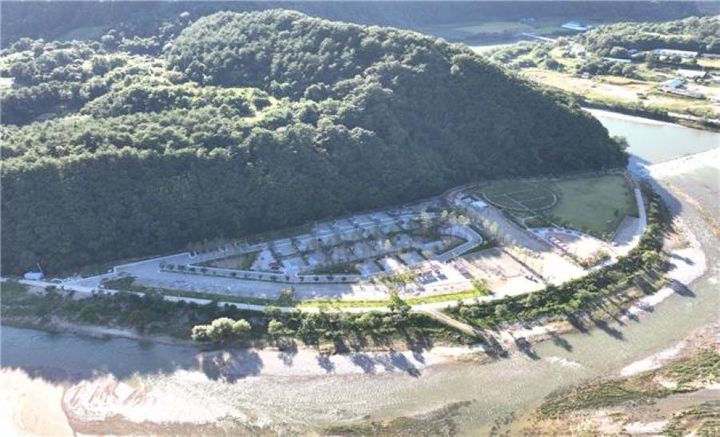 [인제=뉴시스] 23일 인제군(군수 최상기)은 서화면이 접경지역의 특색을 살린 다양한 사업을 통해 ‘평화거점도시’로 확연히 탈바꿈하고 있다고 밝혔다. 사진은 서화면 인북천 물빛테마공원. 인제군 제공. *재판매 및 DB 금지