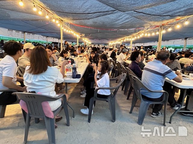 [안양=뉴시스] 지난해 먹거리 한마당 운영 현장. (사진=안양시 제공).2025.09.23.photo@newsis.com