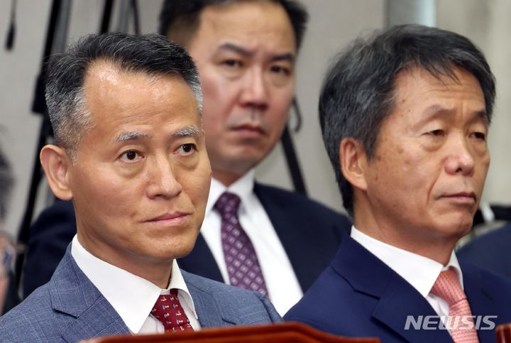 [서울=뉴시스] 조성봉 기자= 이충상(왼쪽), 김용원 국가인권위원회 상임위원이 1일 오전 서울 여의도 국회에서 열린 국회 운영위원회의에 참석하고 있다. 2024.07.01. suncho21@newsis.com *재판매 및 DB 금지